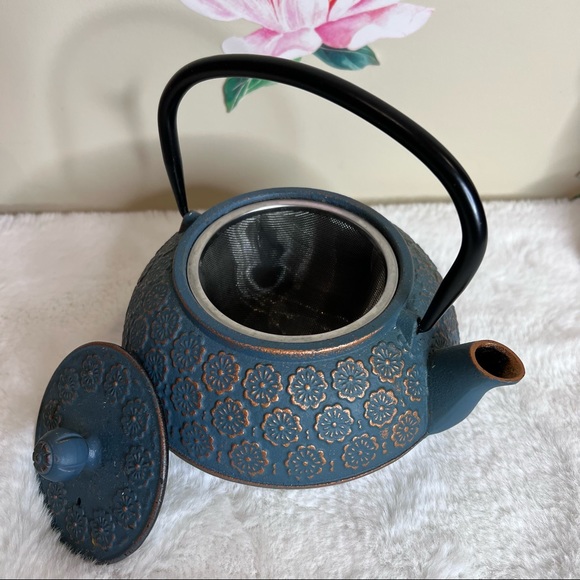 Japanese Cast Iron Floral Teapot with Copper Accents 💕 - Picture 2 of 10